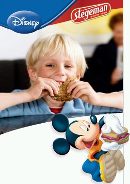 jongen eet boterham met mickey mouse erbij
